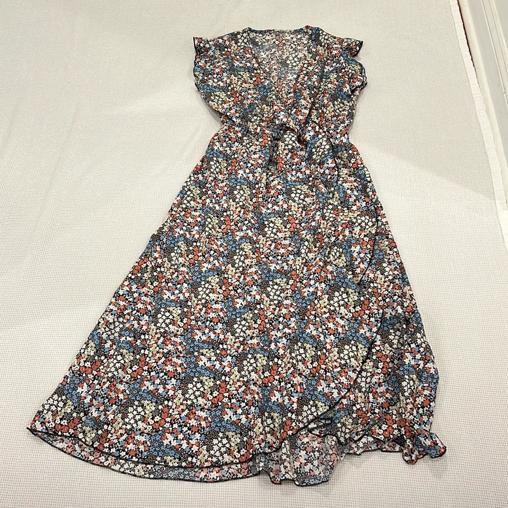 Size medium calf lengthdress. Open V neckline, cap sleeves and elastic waist.
